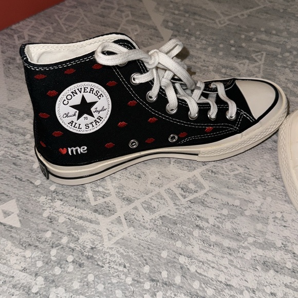 NWT - Converse (Unisex) Chuck 70 Embroidered Lips High - Picture 3 of 8